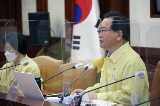 14일 김부겸 국무총리가 정부서울청사에서 열린 코로나19 대응 중앙재난안전대책본부(중대본) 회의를 주재하고 있다. 연합뉴스.